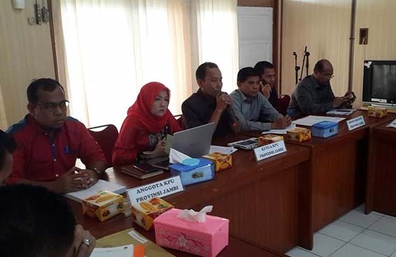 KPU Provinsi saat gelar rapat koordinasi persiapan Pilgub, Pilbub, dan Pilwako bersama jajarannya.